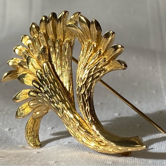 Vintage Designer Vendome Flower Gold Tone Brooch Pin - Picture 4 of 16